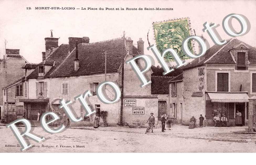 La place du pont et la route de Saint Mammes