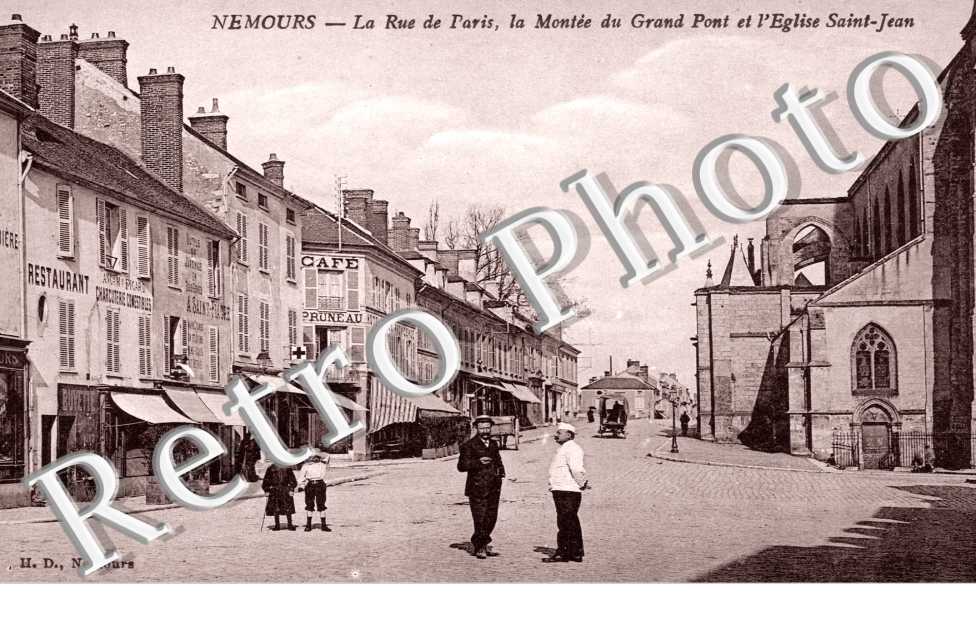 la Rue de Paris, la Montee du Grand Pont et l'Eglise Saint-Jean