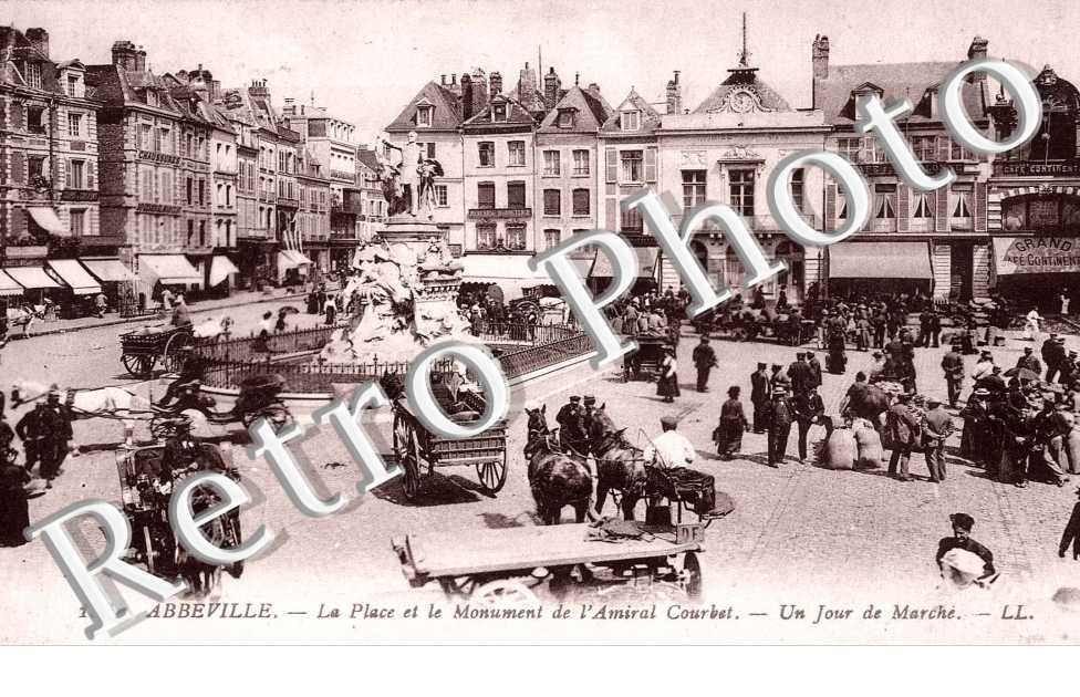 La Place et le Monument de l'Amiral Courbet un jour de Marche
