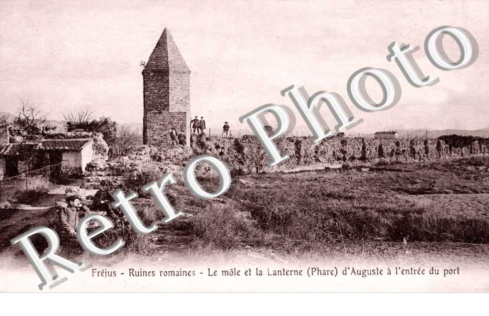 Le Mole et la Lanterne d'Auguste a l'entree du Port
