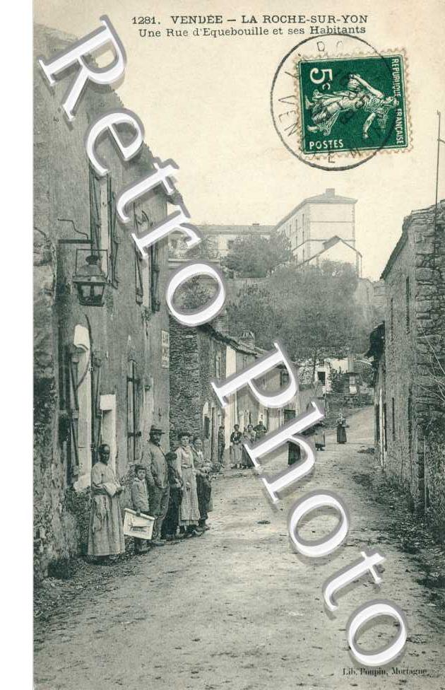 Une rue d'Equebouuille et ses habitants