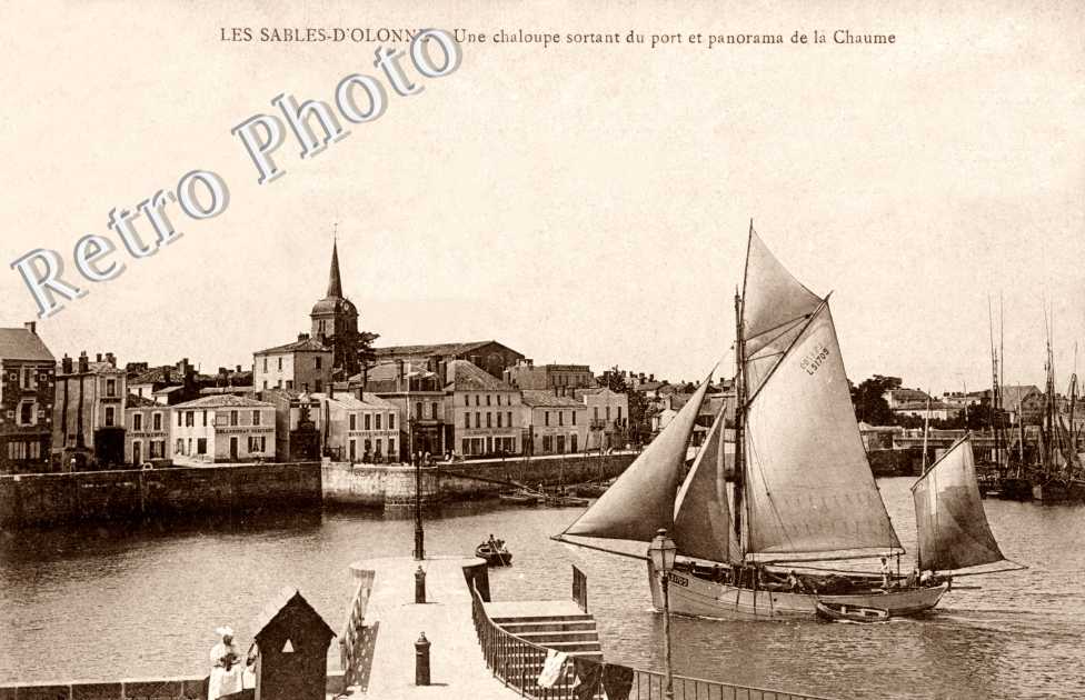 Une Chaloupe sortant du Port et Panorama de la Chaume
