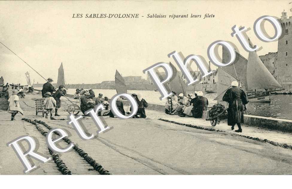 Sablaises reparant leurs filets