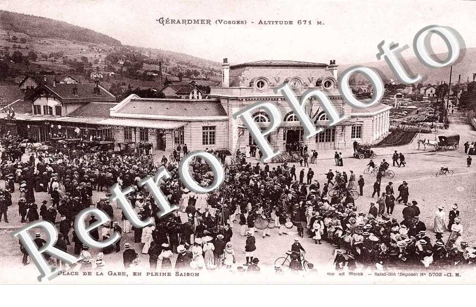 la place de la gare en pleine saison