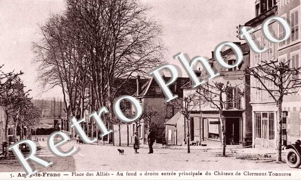 Place des Alliees, et l'Entree Principale du Chateau de Clermont-Tonnerre