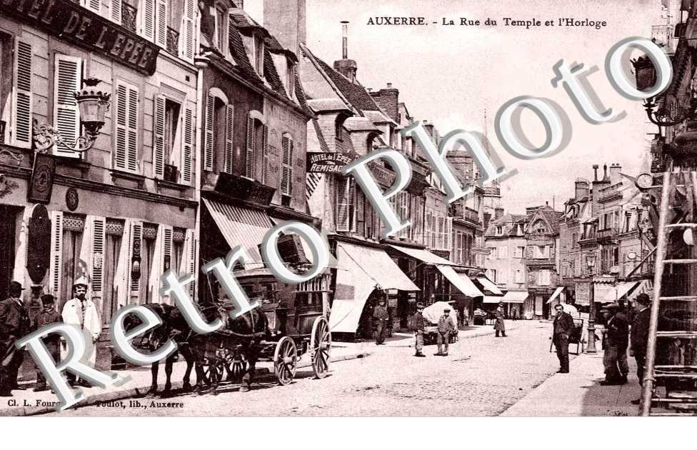 la rue du Temple et l' horloge