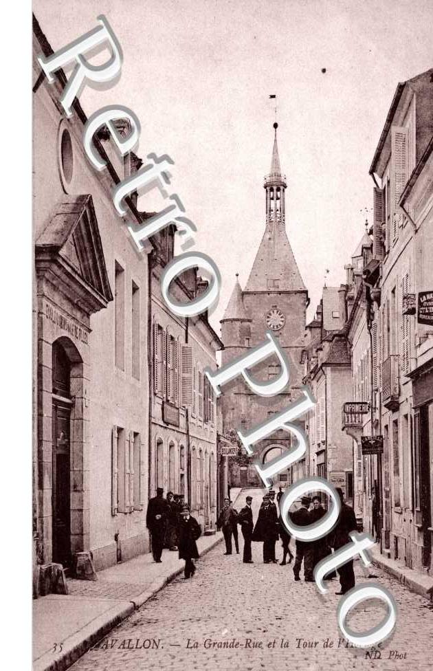 La grande rue et la tour de l'horloge