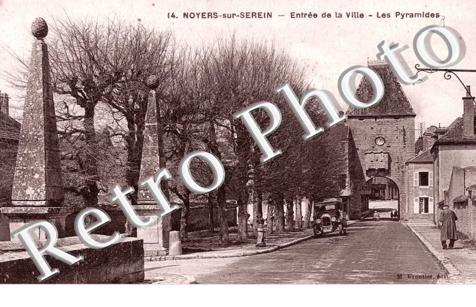 Entree de la Ville, les Pyramides