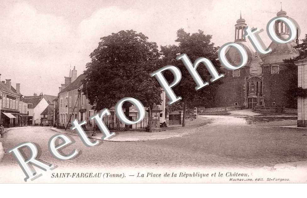 la Place de la Republique et le Chateau