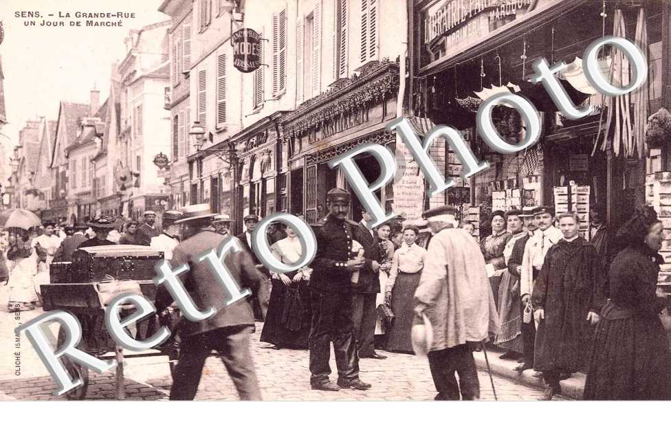 LA GRANDE RUE UN JOUR DE MARCHE