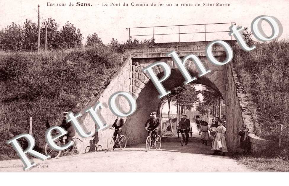 environs - le pont du chemin de fer sur la route de Saint Martin