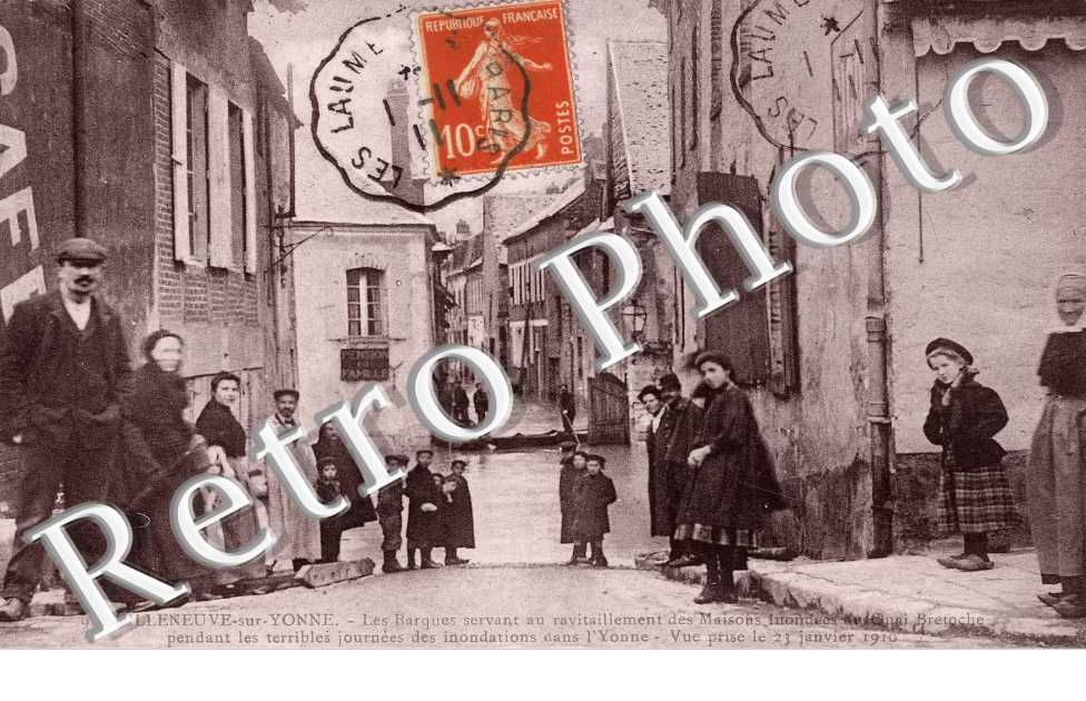 Les barques servant au ravitaillement des maisons inondees - 21 janvier 1910