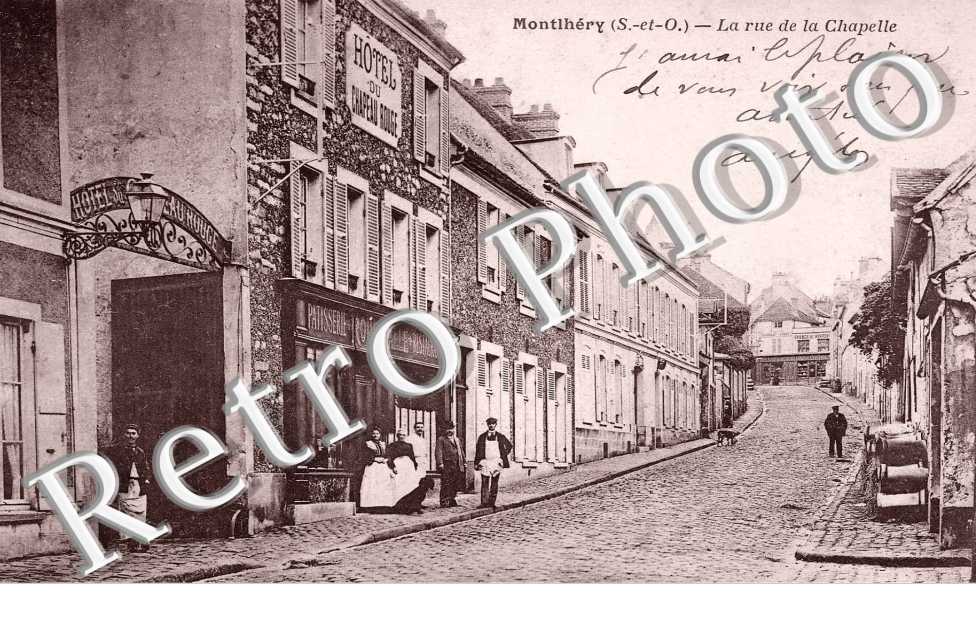 La rue de la Chapelle - Hôtel du Chapeau Rouge