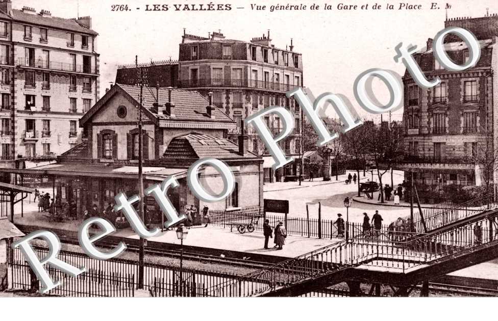 les VALLEES  vue generale de la gare et de la place