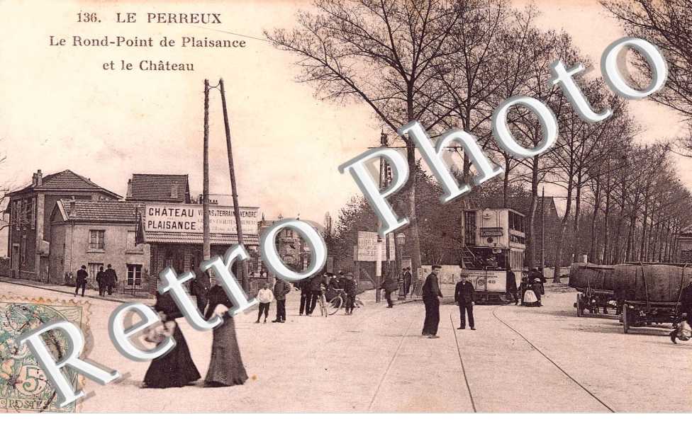 Le rond point de plaisance et le chateau - tramway