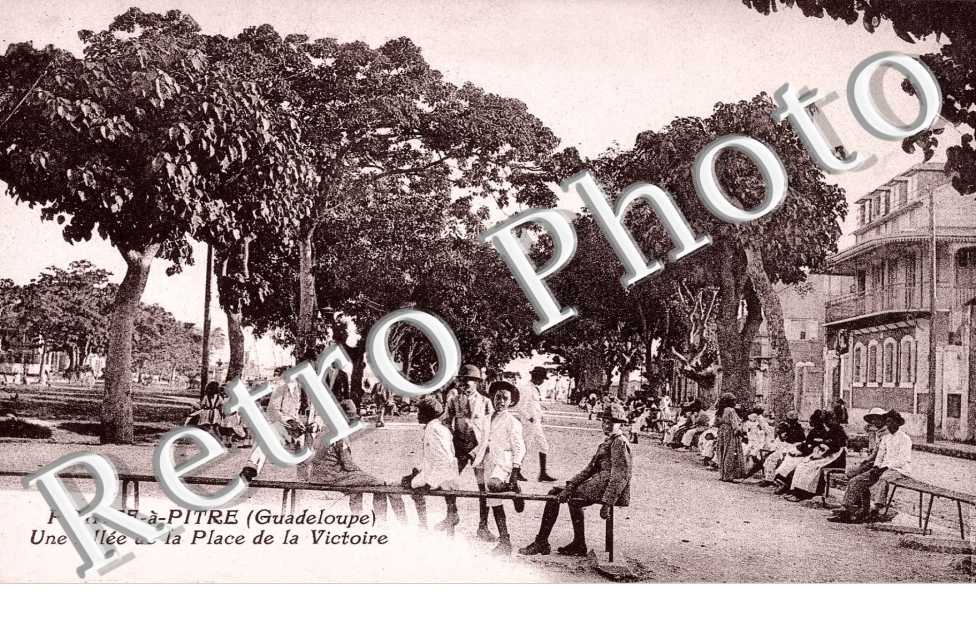 UNE ALLEE DE LA PLACE DE LA VICTOIRE