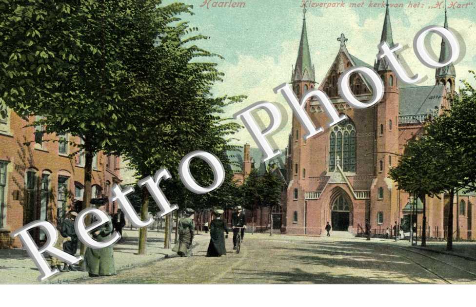 Kleverpark met kerk van het : H. Hart. eglise de: H. Hart