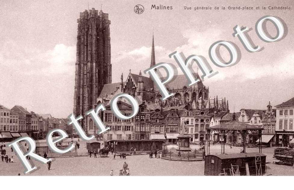 Vue Generale de la Grand'Place et la Cathedrale