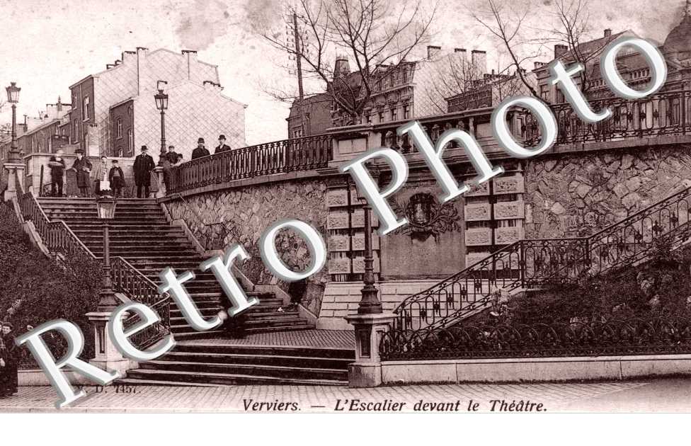 l'escalier devant le theatre
