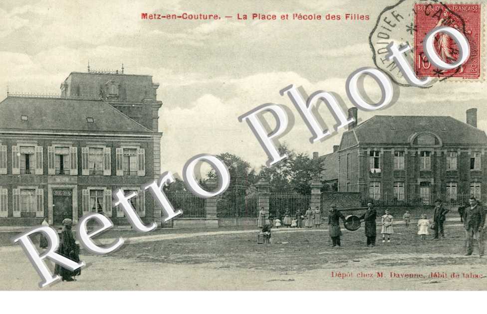 la Place et  l'ecole des filles