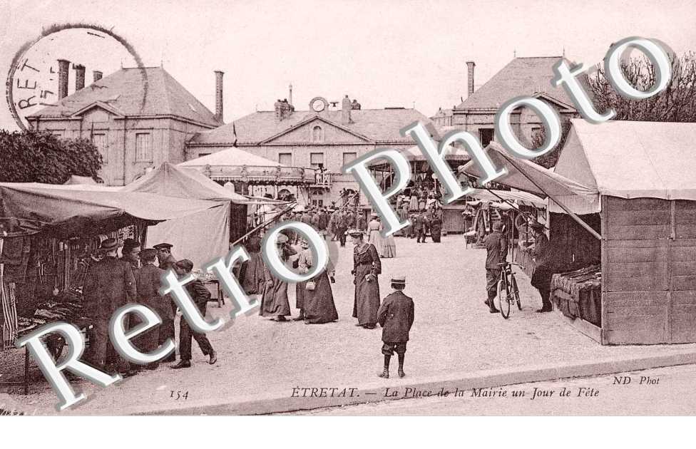 La place de la mairie un jour de fete