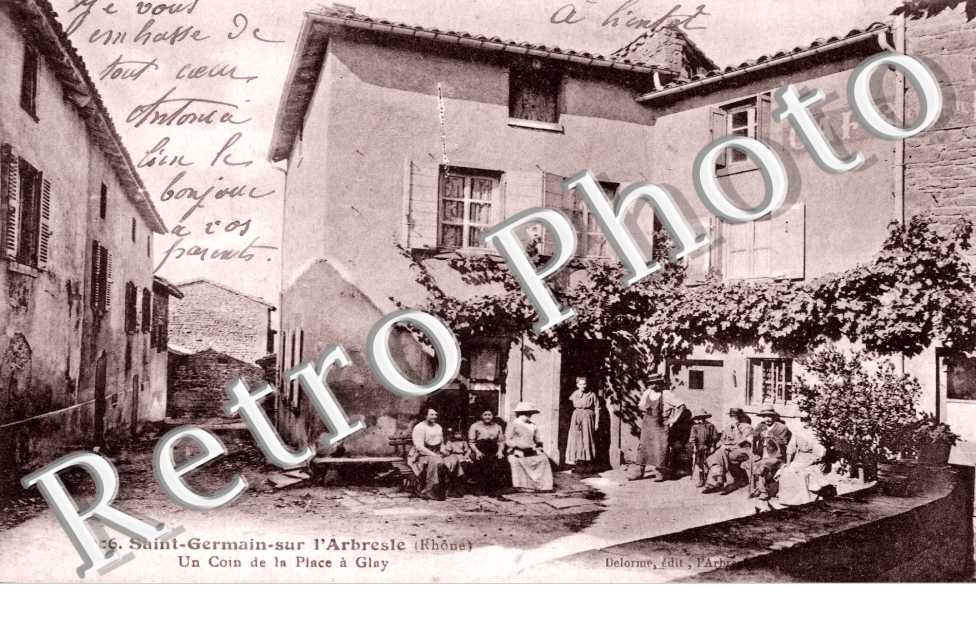 un coin de la place à Glay, café