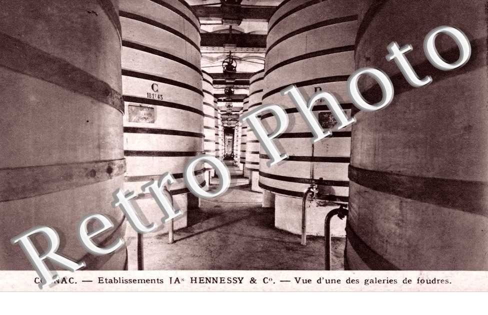 Etablissements Henessy vue d'une des galeries de foudres