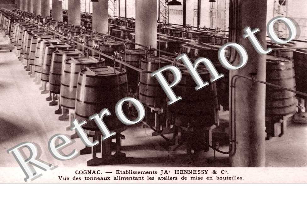 Etablissements Henessy vue des tonneaux alimentant les ateliers