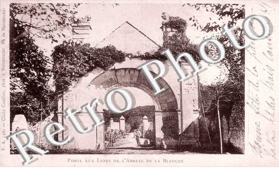 Porte aux Lions de l'Abbaye de la Blanche