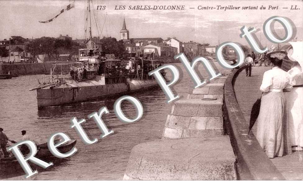 Contre Torpilleur sortant du Port