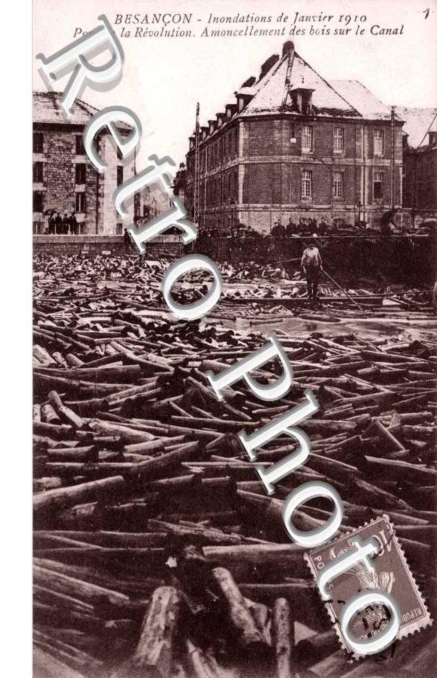 Inondations de Janvier 1910 -  Pont de la Revolution, amoncellement de bois