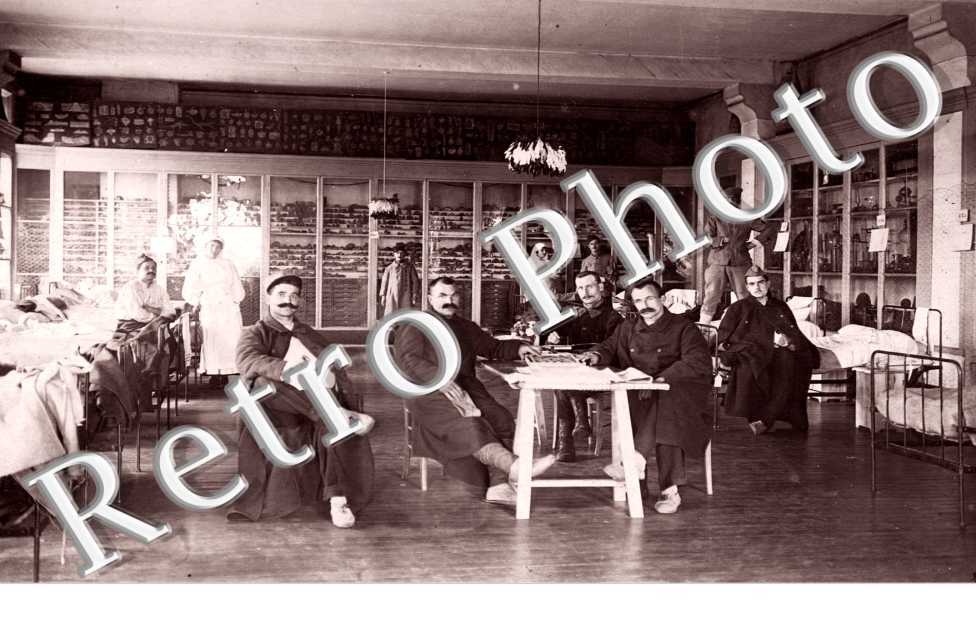 Interieur d'Hopital avec patients militaires