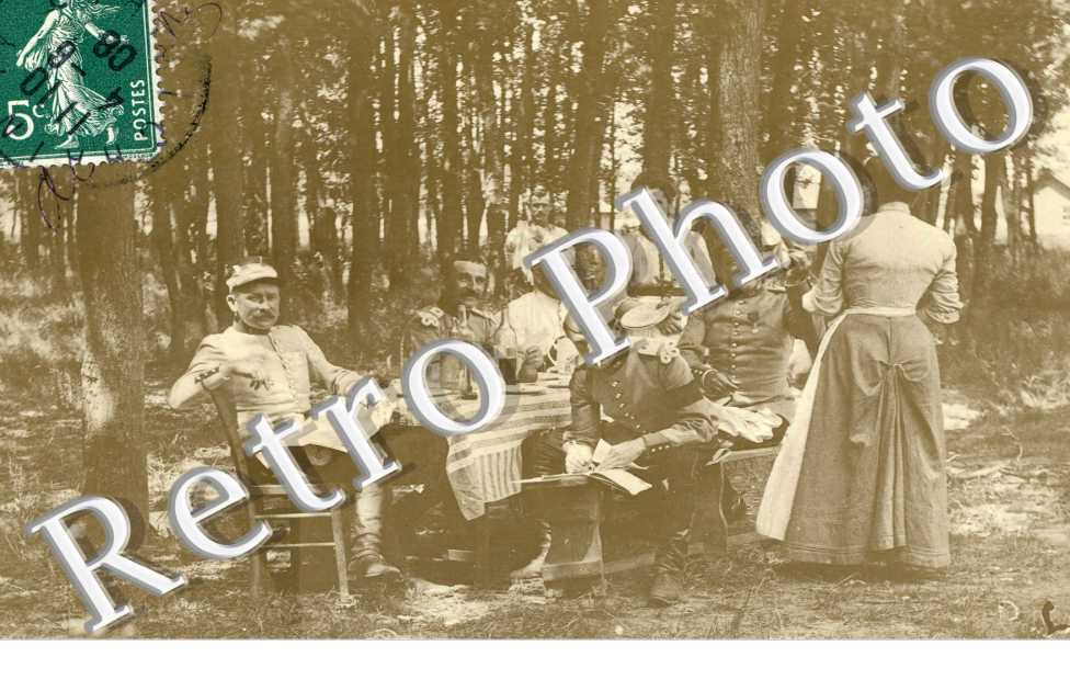 repas d'officiers dans un sous bois