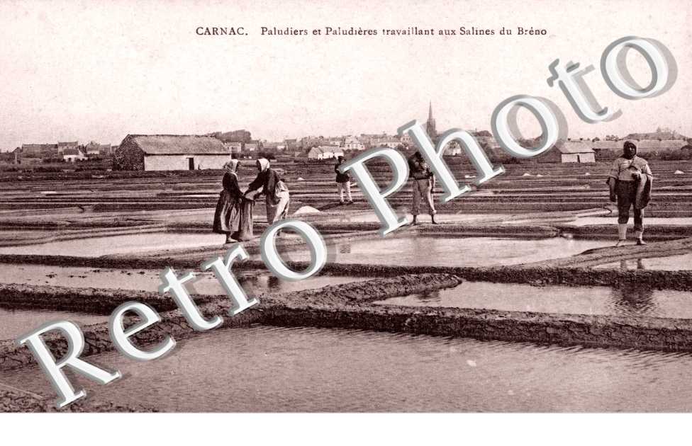 Paludiers eu Paludieres travaillant au salines du Breno