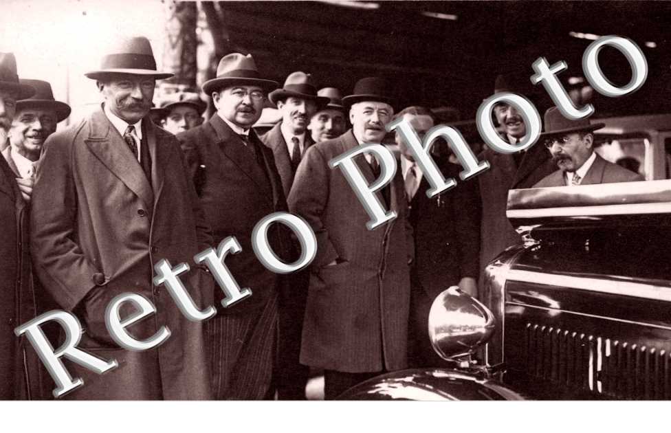 Hommes pres d'une voiture - Photo de Ln Gendre Photographe 87 avenue de Lyon
