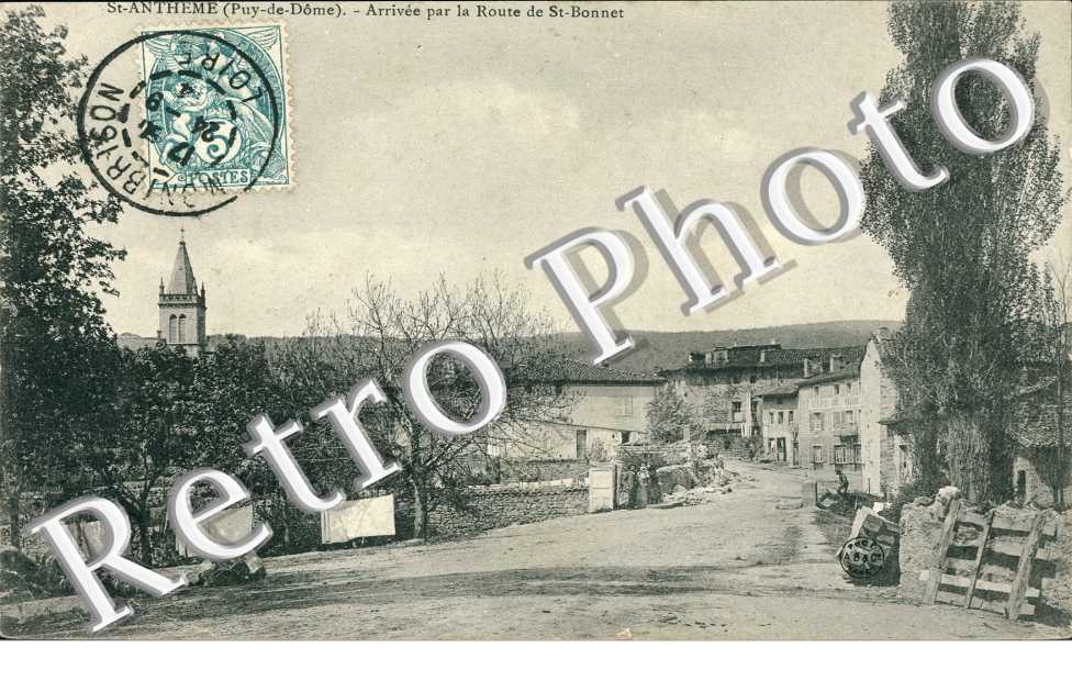 arrivee par la route de Saint-Bonnet