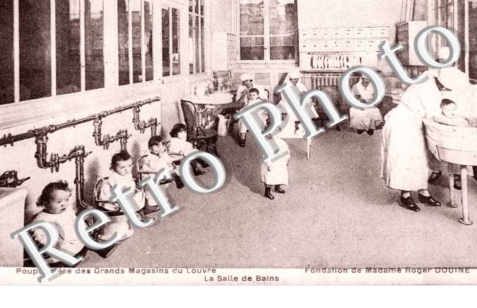 rue de Marengo et rue de Rivoli - Grands Magasins du Louvre Pouponnie La salle de bains  Fondation de Mme Roger Douine