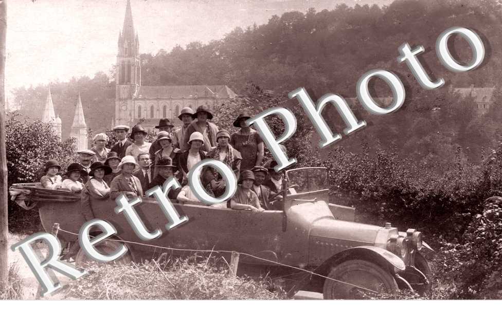 Un autobus-voiture devant l'lise