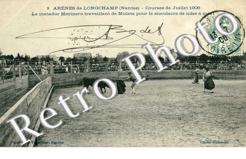 Arenes de Longchamp Courses de juillet 1906 Le matador Marinero travaillant de Muleta pour le simulacre de mise a mort