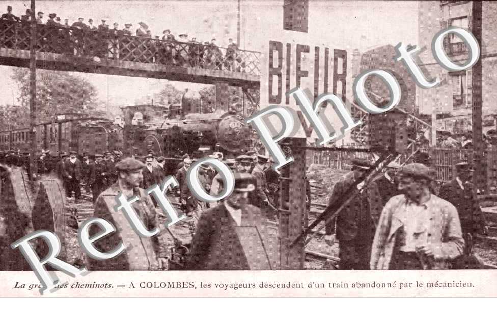 La greve des cheminots Les voyageurs descendant d'un train abandonne par le mecanicien