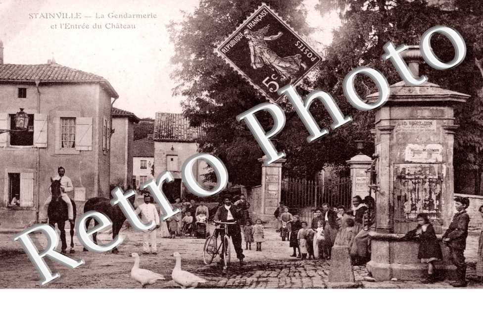 la gendarmerie et l'entree du chateau