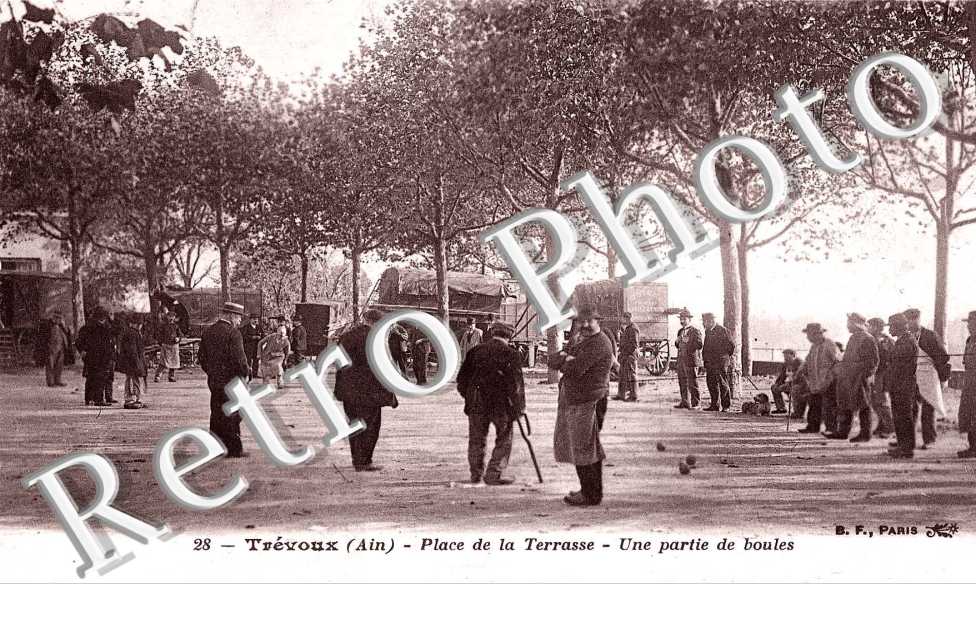 Place de la terrasse. une partie de boules