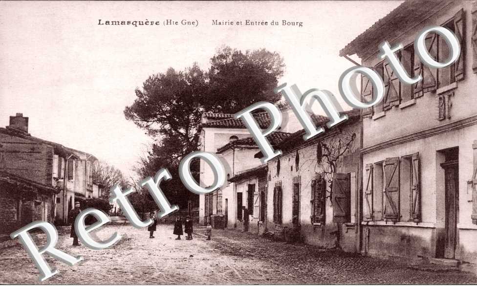 Mairie et entree du bourg