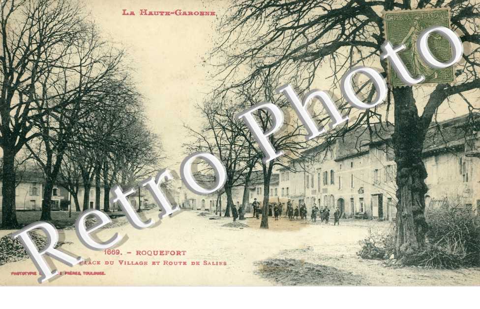 la Place du village et route de Salies