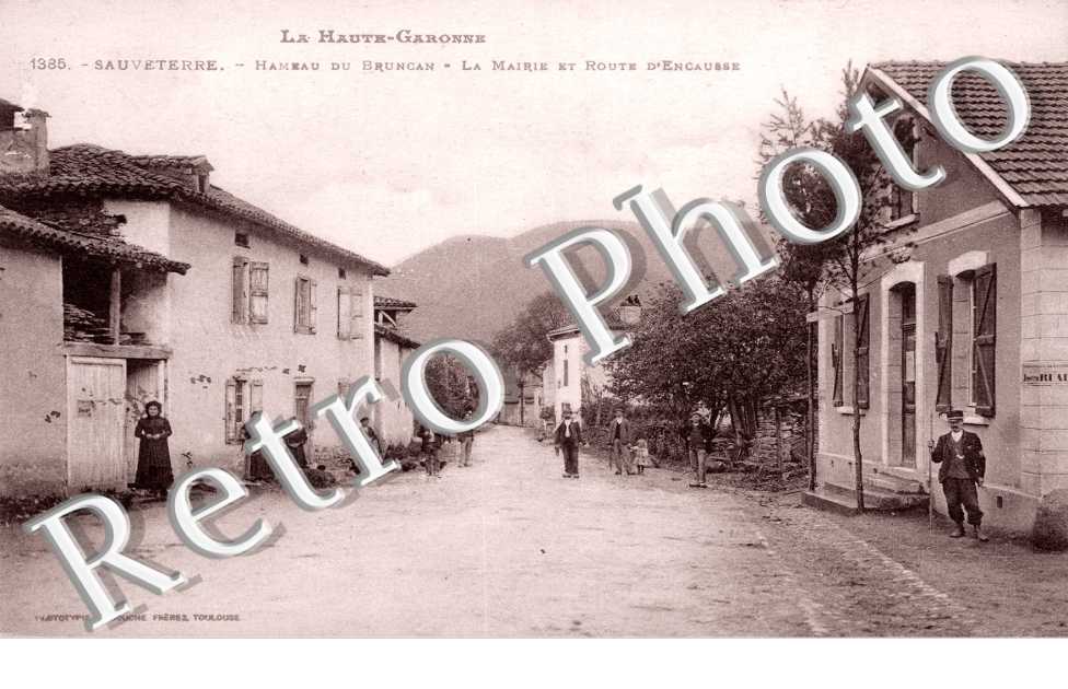 Hameau du Bruncan La mairie et route d'Encausse