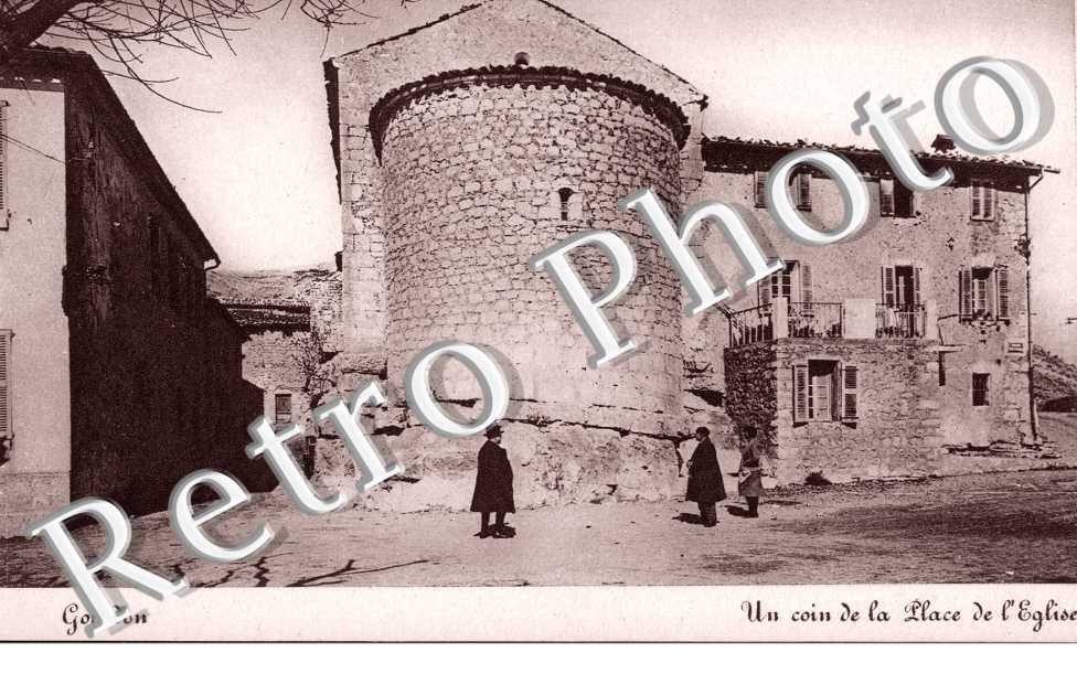 Un coin de la place de l'eglise