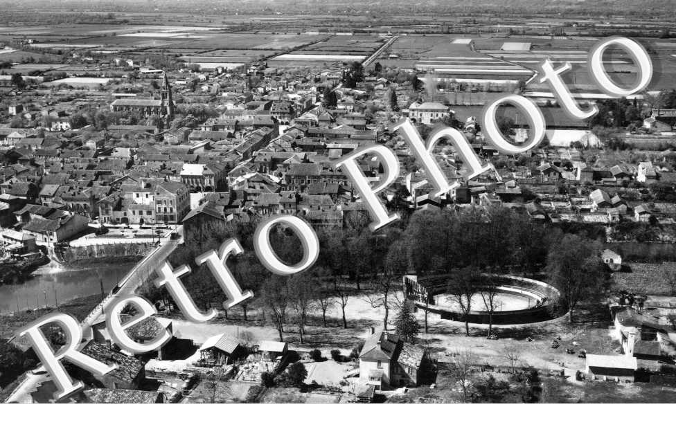 vue generale a Au 1er plan, les arenes