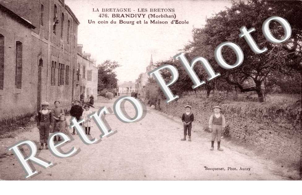 Un coin du Bourg et la Maison d'Ecole