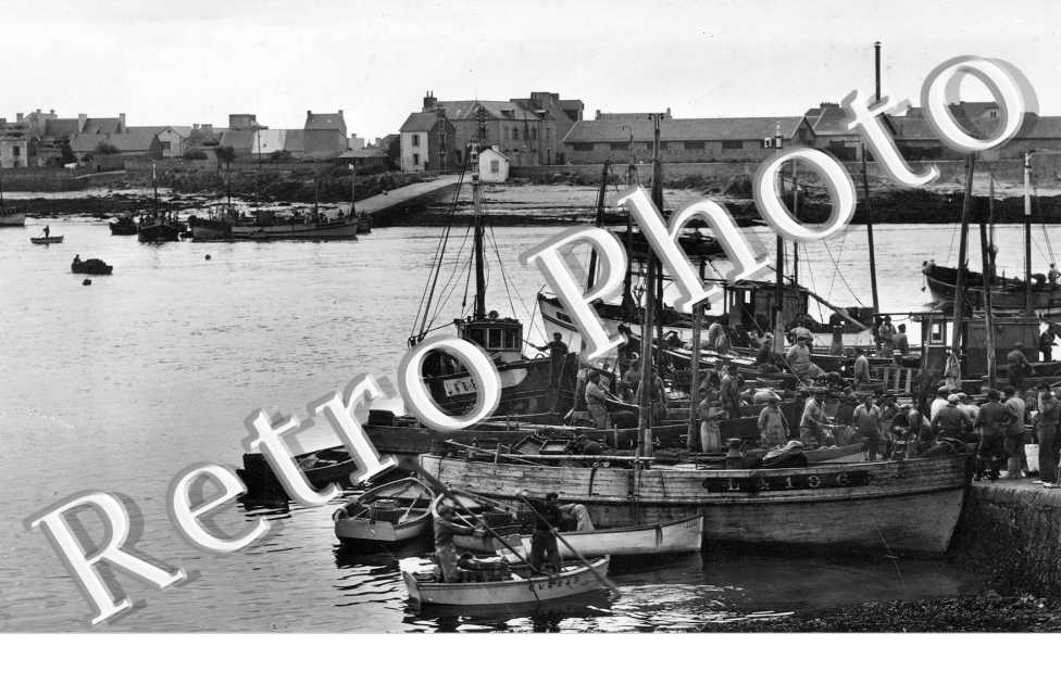 Les sardiniers au fond, le debarcadere