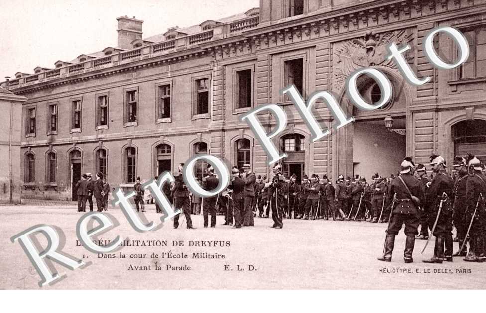 La rehabilitation de Dreyfus - Dans la cour de l'ecole militaire avant la parade